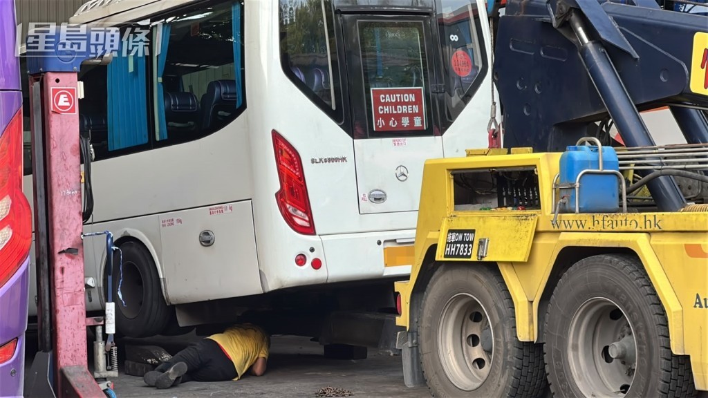 拖車工人拖走小巴。 拖車工人拖走小巴。