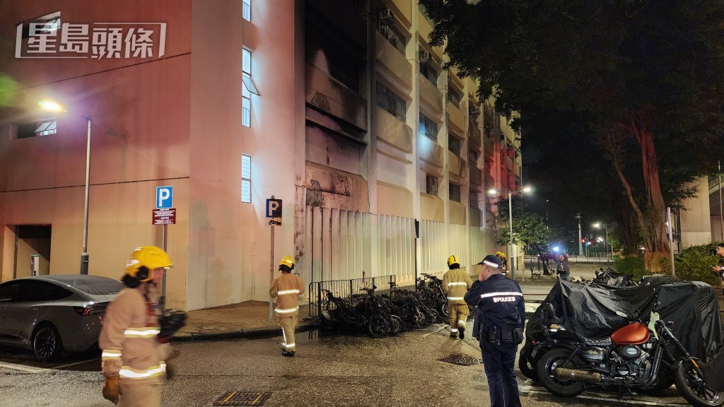 泊車位旁的容鳳書紀念中心外牆亦受大火燻黑。資料圖片 