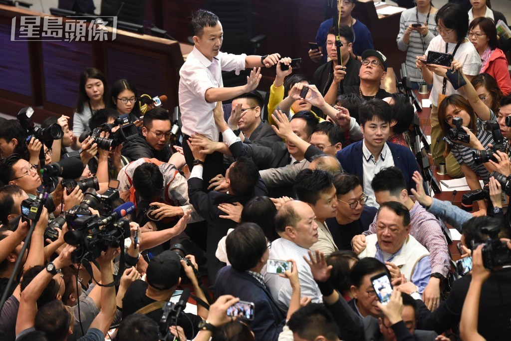 衝突當日石禮謙由多名議員築成人牆進出會議廳。資料圖片