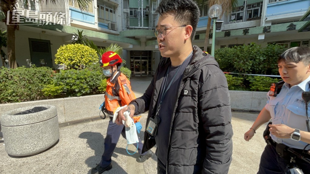 休班警協助救火時手部受傷。