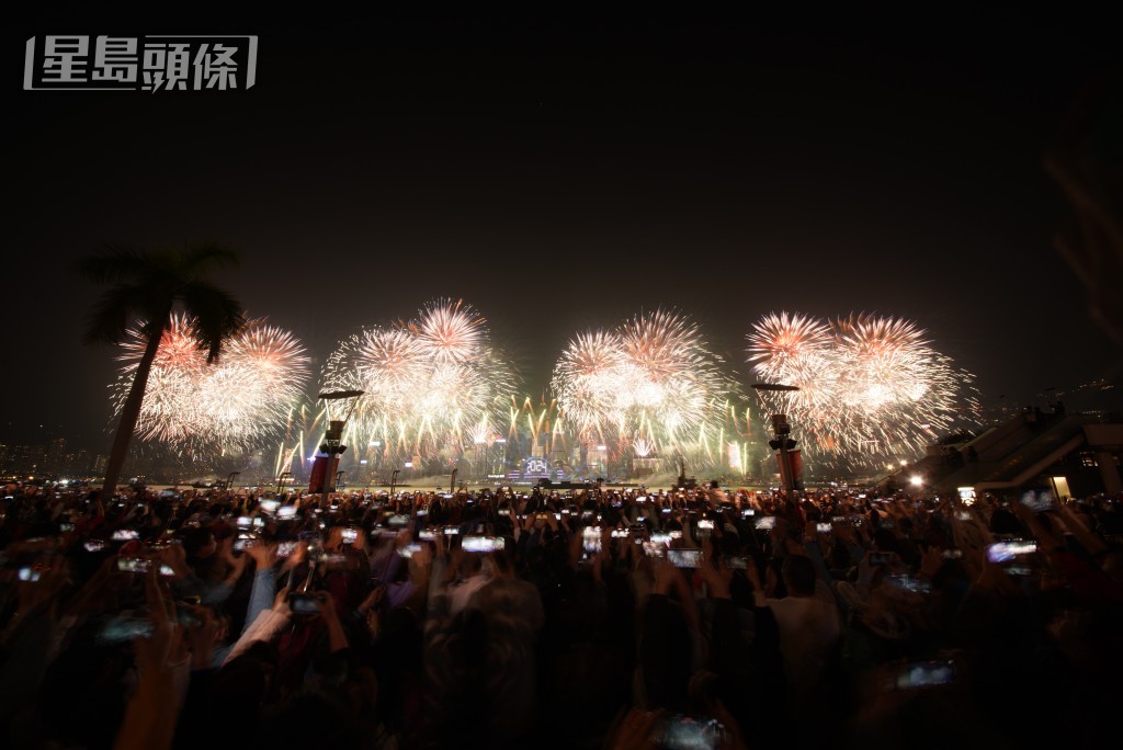 2024年除夕煙花。歐樂年攝 2024年除夕煙花。歐樂年攝