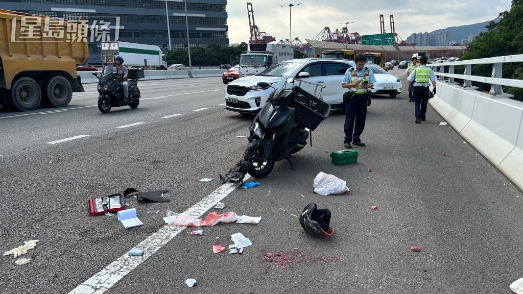 電單車與貨車相撞,貨車司機不顧而去。蔡楚輝攝 電單車與貨車相撞,貨車司機不顧而去。蔡楚輝攝