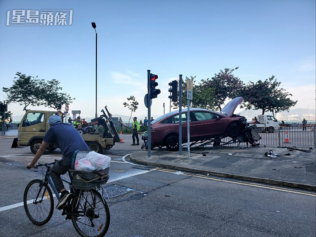 肇事私家车由拖车拖走。