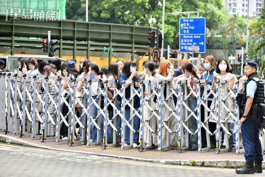 粉絲在法院外等候上村謙信。盧江球攝 粉絲在法院外等候上村謙信。盧江球攝