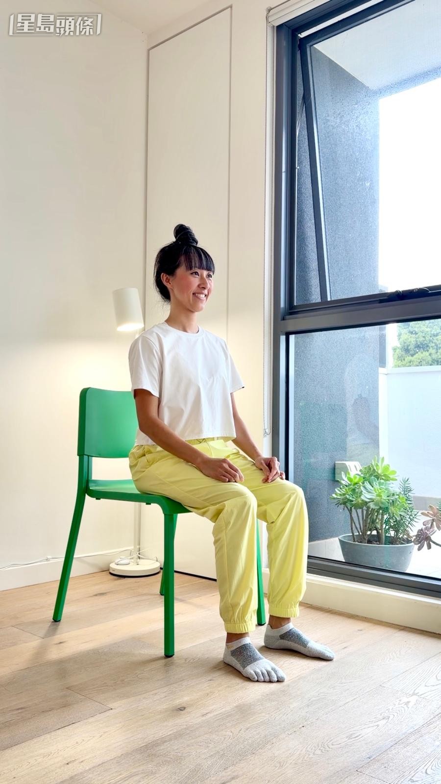 放松腹部练习｜1. 肋骨筋膜放松：找一个舒服的坐姿或躺姿，先自然呼吸几次。（图片由受访者提供）