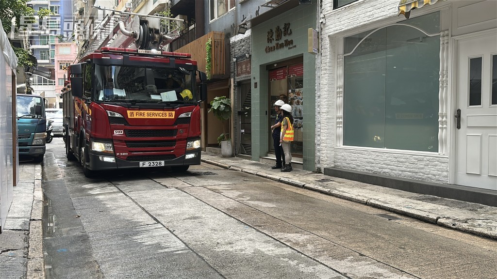 消防到場將火救熄。劉漢權攝