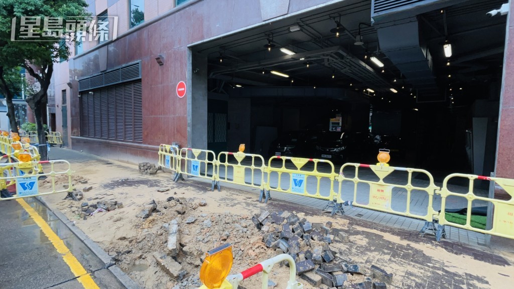 現場展開掘路工程進行緊急維修。蔡楚輝攝 現場展開掘路工程進行緊急維修。蔡楚輝攝
