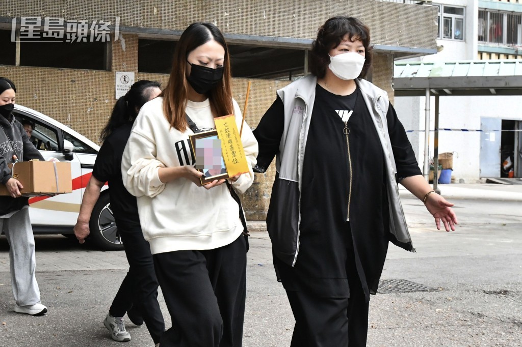 有遇难者家属回来拜祭。卢江球摄 有遇难者家属回来拜祭。卢江球摄