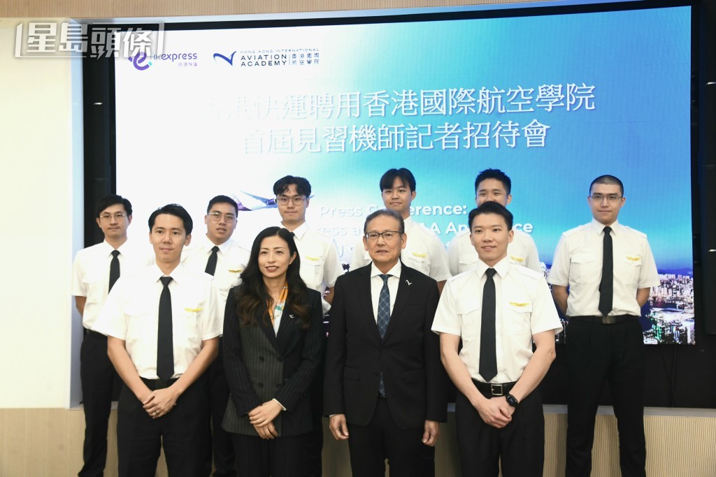 李天柱及毛潔瓊與學員合照。