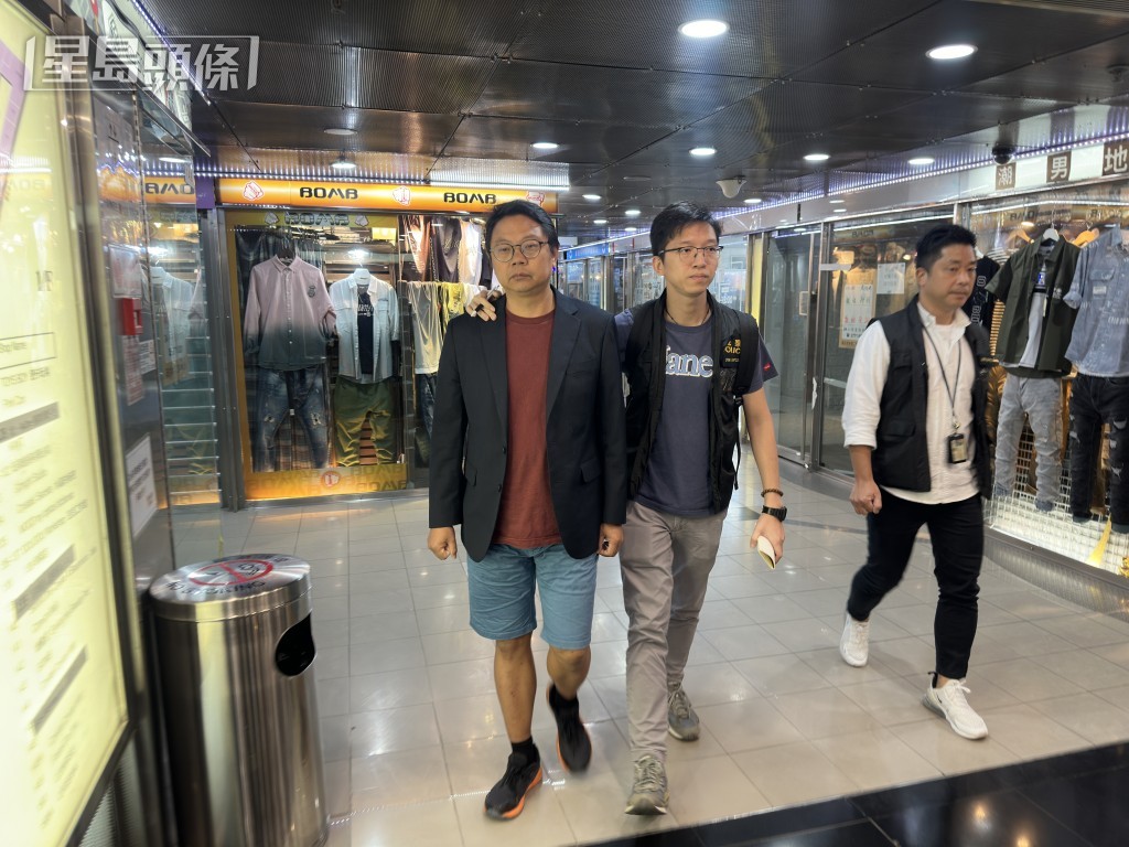 朱江瑋被帶到旺角W Plaza的一間店舖搜查。梁國峰攝 朱江瑋被帶到旺角W Plaza的一間店舖搜查。梁國峰攝