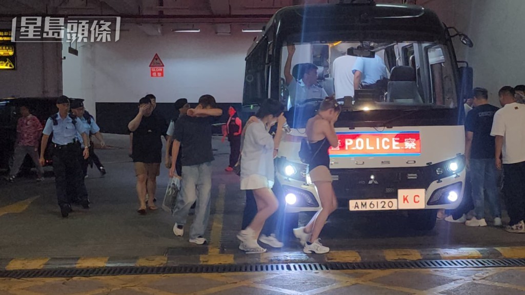 當場落網的大部份被捕男女,均是持有雙程證到港的內地訪客。黎志偉攝 當場落網的大部份被捕男女,均是持有雙程證到港的內地訪客。黎志偉攝