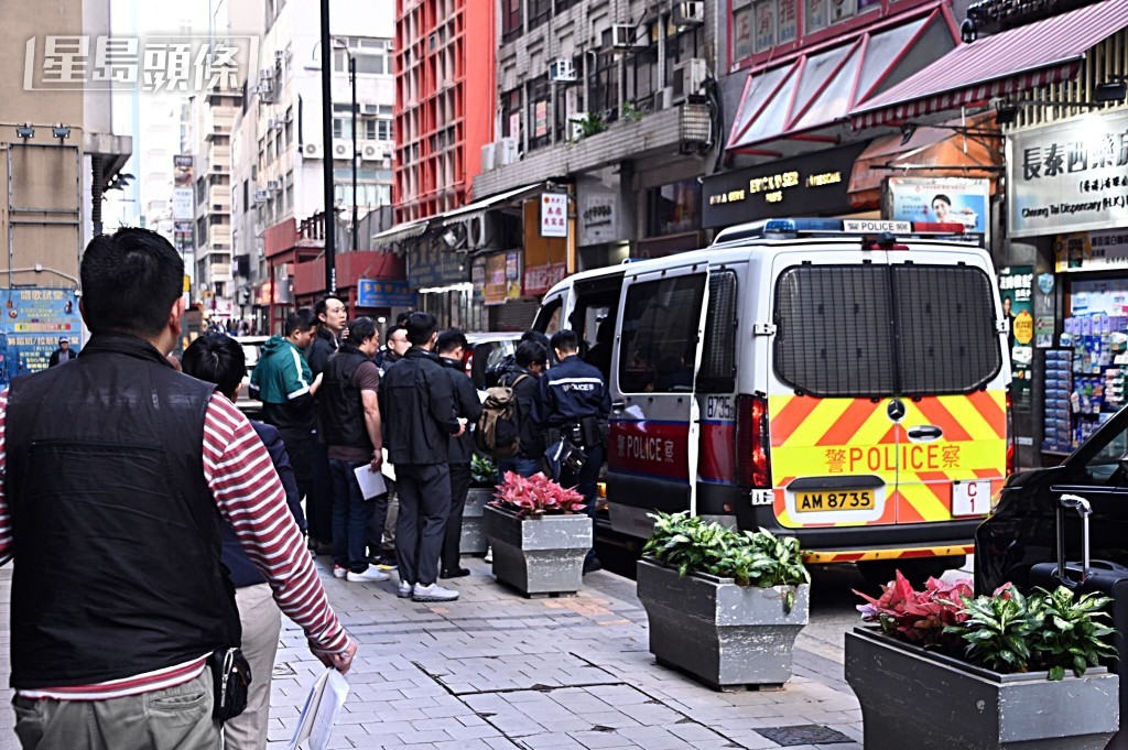 大批探員在場調查。 大批探員在場調查。