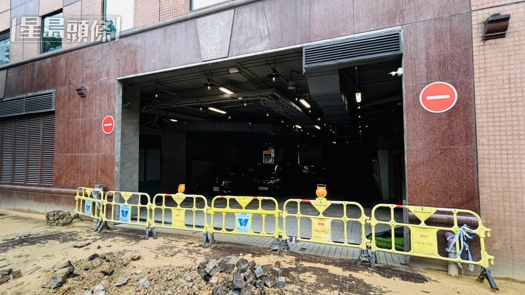 現場進行維修工程。 現場進行維修工程。