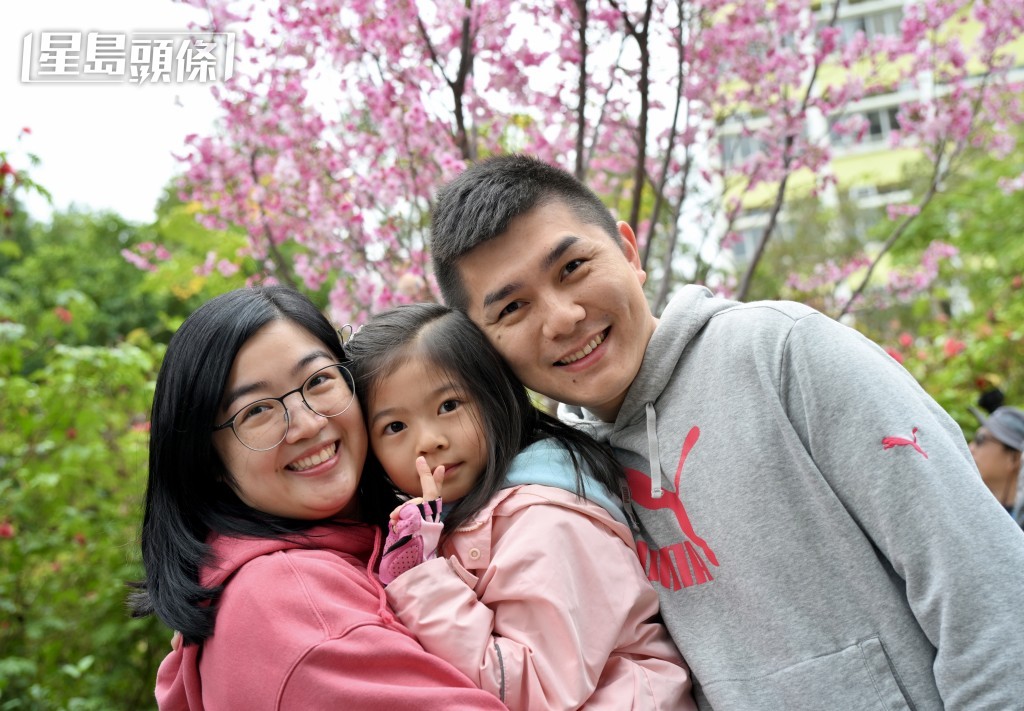 譚先生帶備自拍棍與家人「打卡」。 譚先生帶備自拍棍與家人「打卡」。