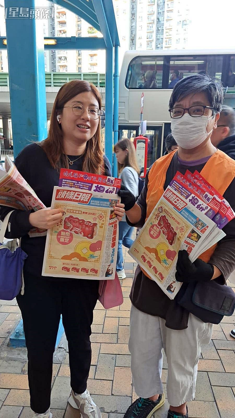 市民踴躍取閱附送《提紙》的免費報紙。