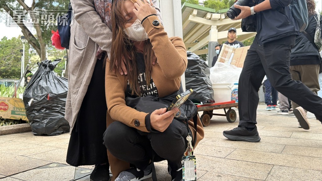 有市民獻花時傷心痛哭。梁國峰攝 有市民獻花時傷心痛哭。梁國峰攝