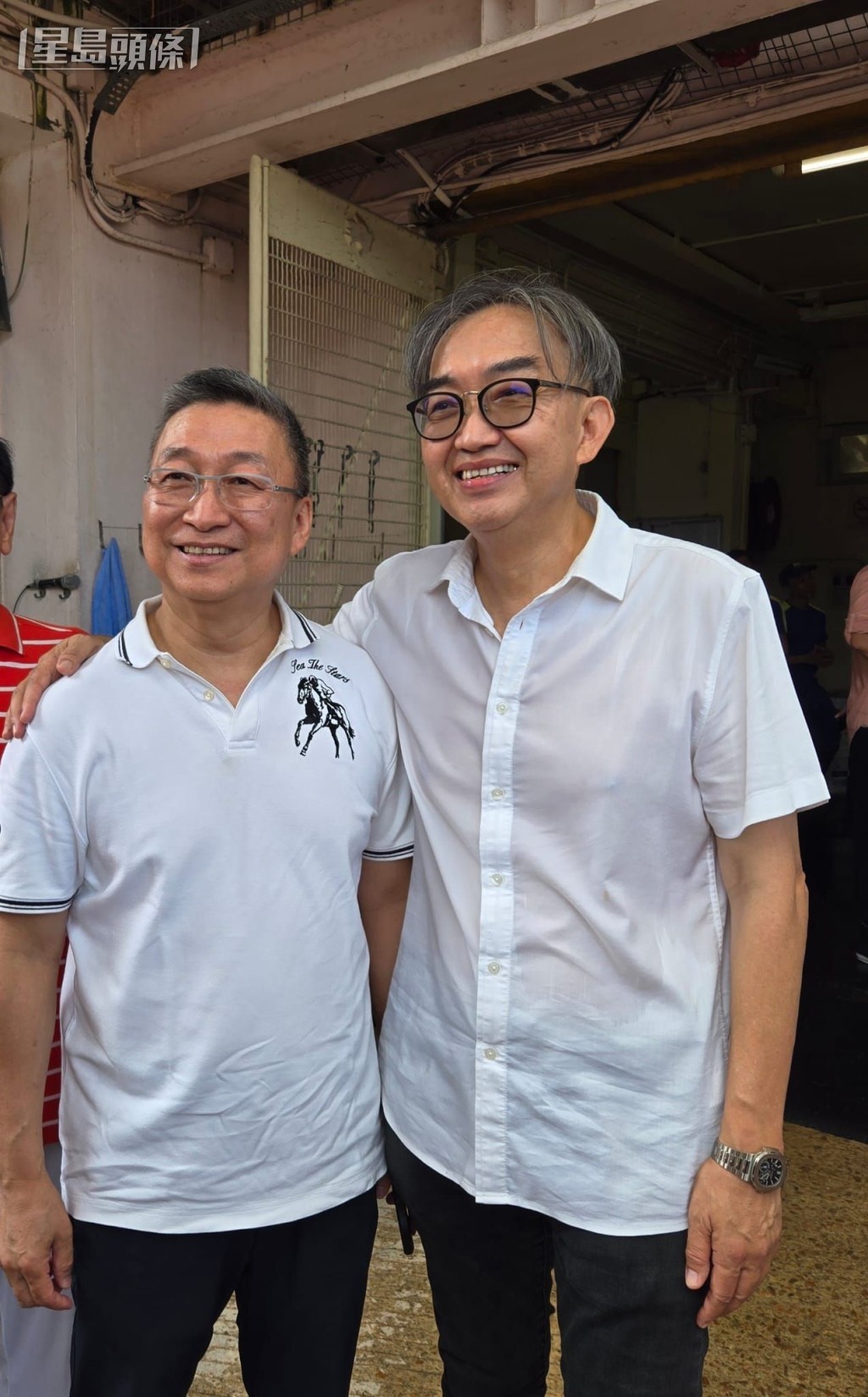 呂健威 (左) 馬房拜神都是由文壽強 (右) 籌備和贊助,文壽強出錢出力,非常熱心。 呂健威 (左) 馬房拜神都是由文壽強 (右) 籌備和贊助,文壽強出錢出力,非常熱心。
