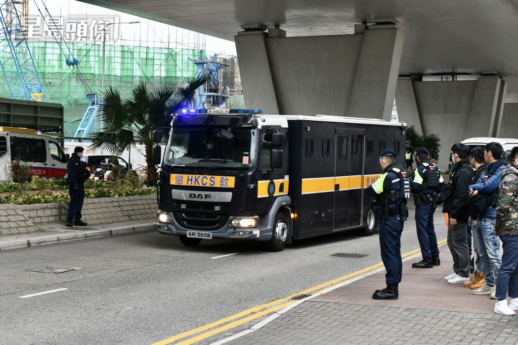 張劍虹由囚車送抵法院。盧江球攝 張劍虹由囚車送抵法院。盧江球攝