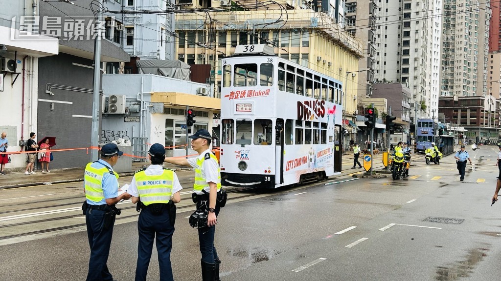 警員在現場調查。 警員在現場調查。