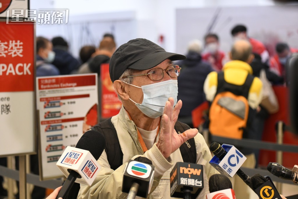 鄧生兌換了3000元新鈔,準備派利是給小朋友。何健勇攝 鄧生兌換了3000元新鈔,準備派利是給小朋友。何健勇攝