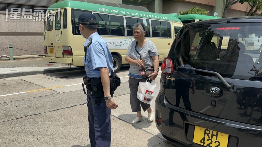 死者母親聞噩耗趕到地盤。 死者母親聞噩耗趕到地盤。
