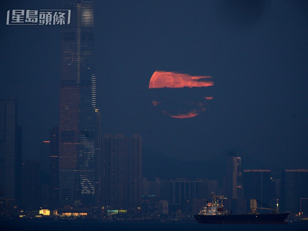 (20140909)追月夜超級月亮(註:拍攝時間為晚上6時53分)。資料圖片 (20140909)追月夜超級月亮(註:拍攝時間為晚上6時53分)。資料圖片