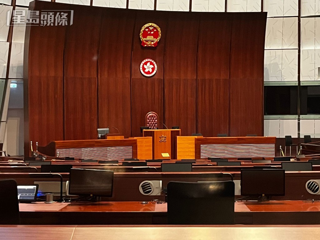 會議廳內李家超發言用的講台已設置好坐椅。