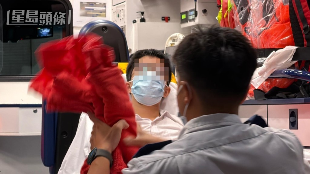 男學生被車撞倒，腳部受傷由救護車送院。梁國峰攝
