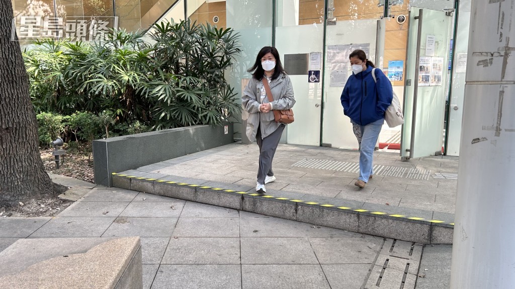 死者的兩名女家屬認屍後離開。