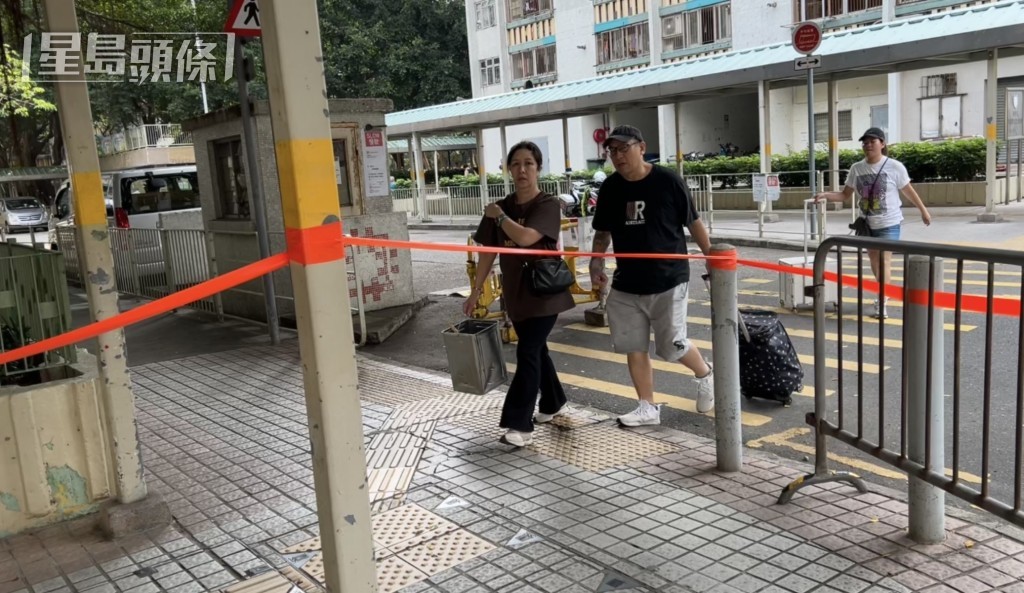 上樓執拾的居民帶備拖篋等。