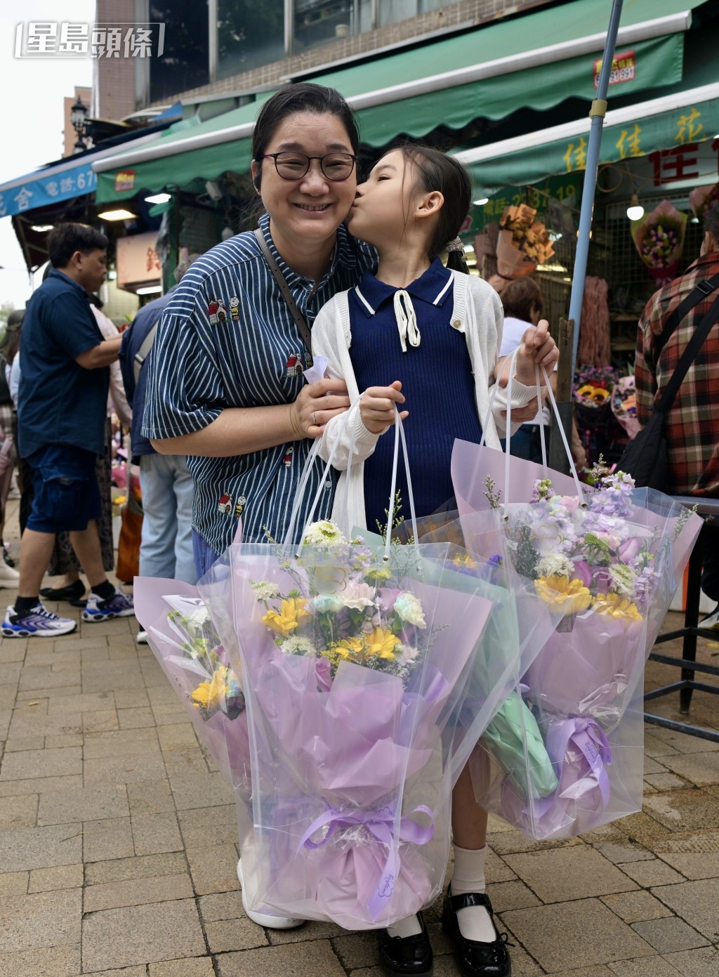 黃太與孫女一同逛花墟，買花兼提取女婿訂給自己的鮮花。