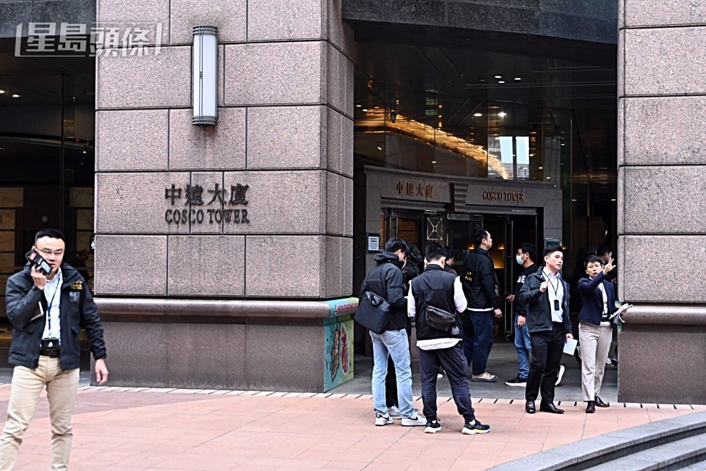 大批探員在場調查。 大批探員在場調查。