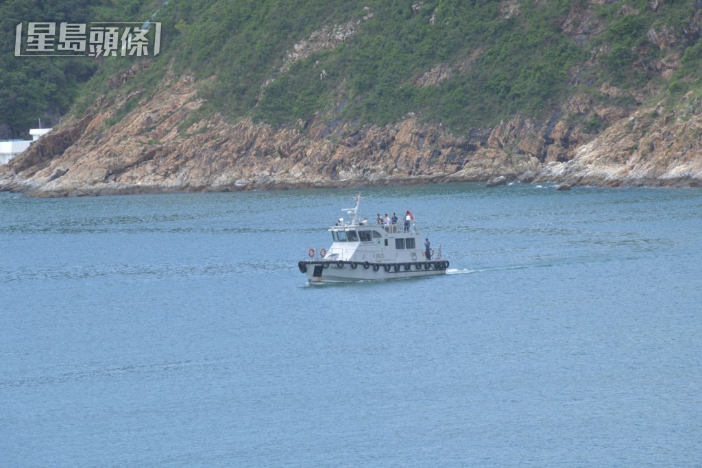 政府人員在深水灣一帶海面搜索鯨蹤。楊偉亨攝