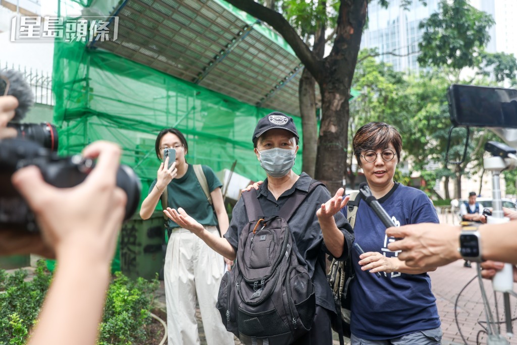 鄒幸彤母親(戴帽)。何家豪攝 鄒幸彤母親(戴帽)。何家豪攝
