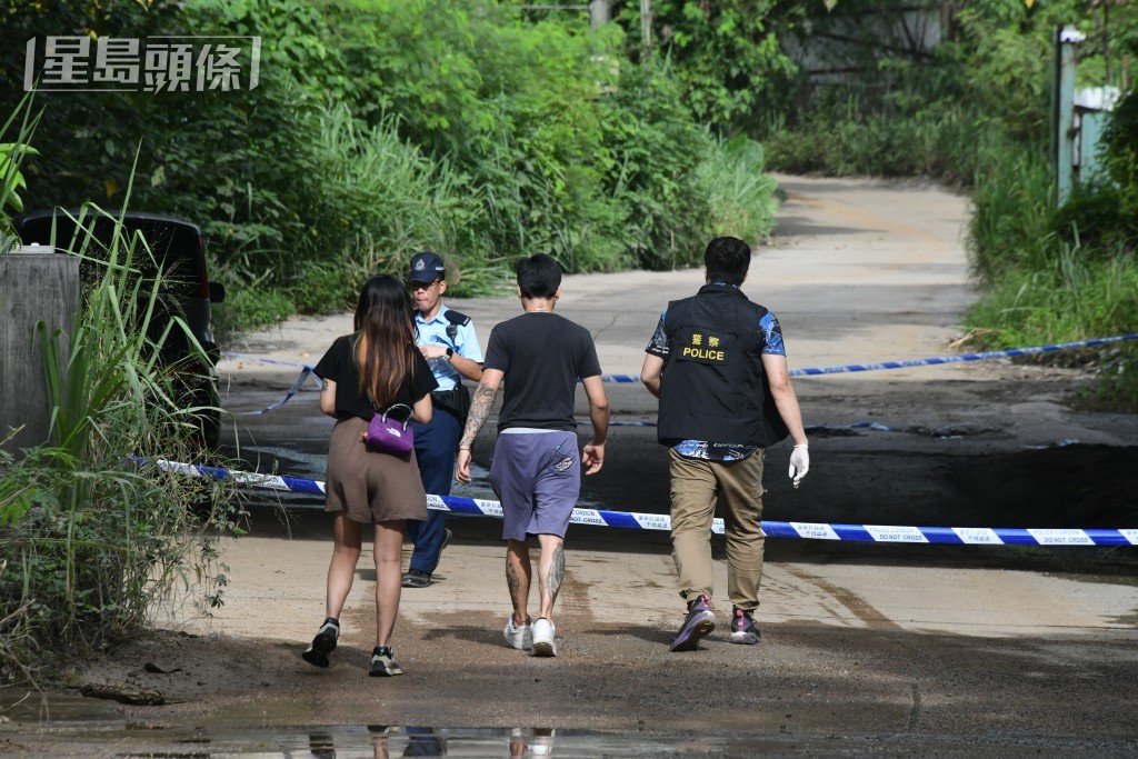 男車主偕女友接獲警方通知,到場協助調查。 男車主偕女友接獲警方通知,到場協助調查。