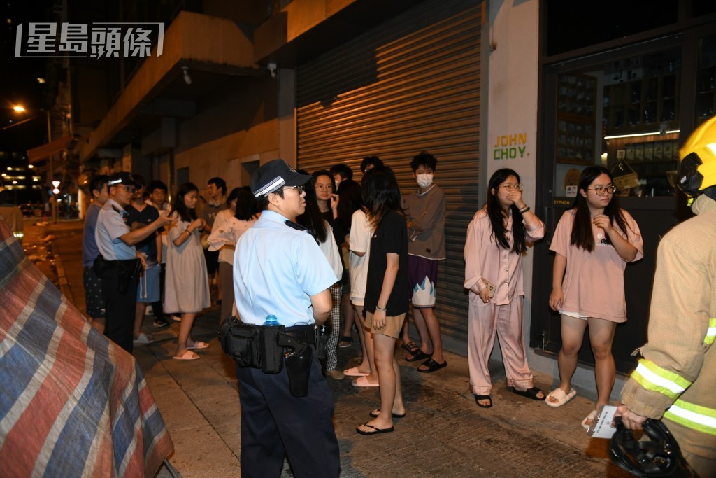 約80人疏敵。黎志偉攝 約80人疏敵。黎志偉攝