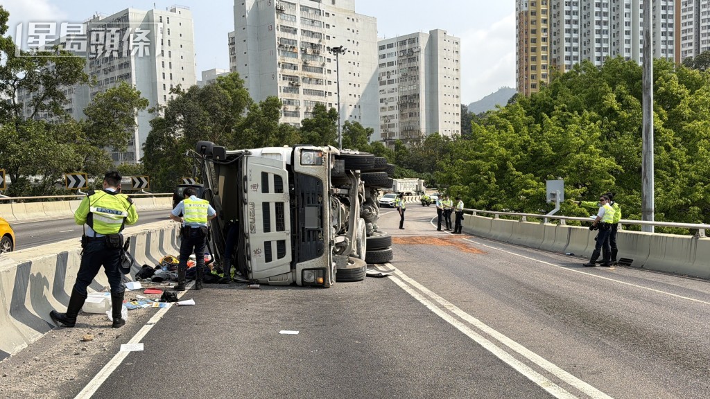 貨車翻側橫亙在快線上。 貨車翻側橫亙在快線上。