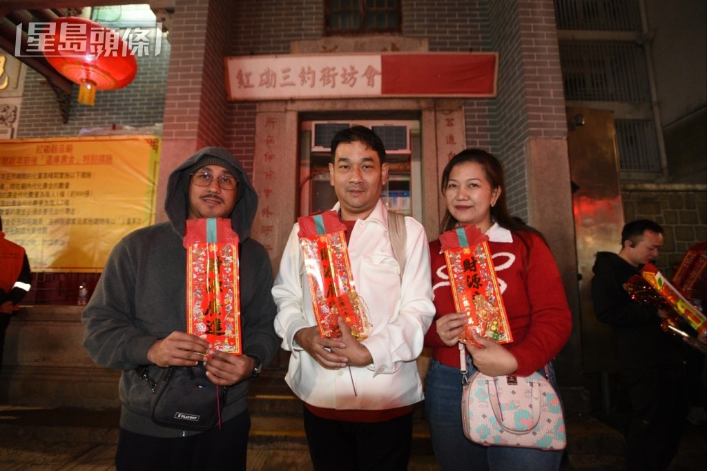 善信紛紛借「一億八千萬」、「三億八千萬」,以祈求新一年財運亨通。尹敬堂攝 善信紛紛借「一億八千萬」、「三億八千萬」,以祈求新一年財運亨通。尹敬堂攝