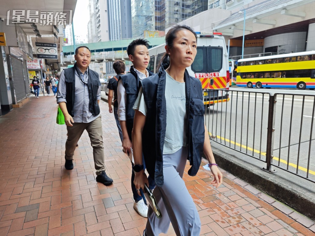 警方重案組探員返回現場搜證。梁國峰攝 警方重案組探員返回現場搜證。梁國峰攝