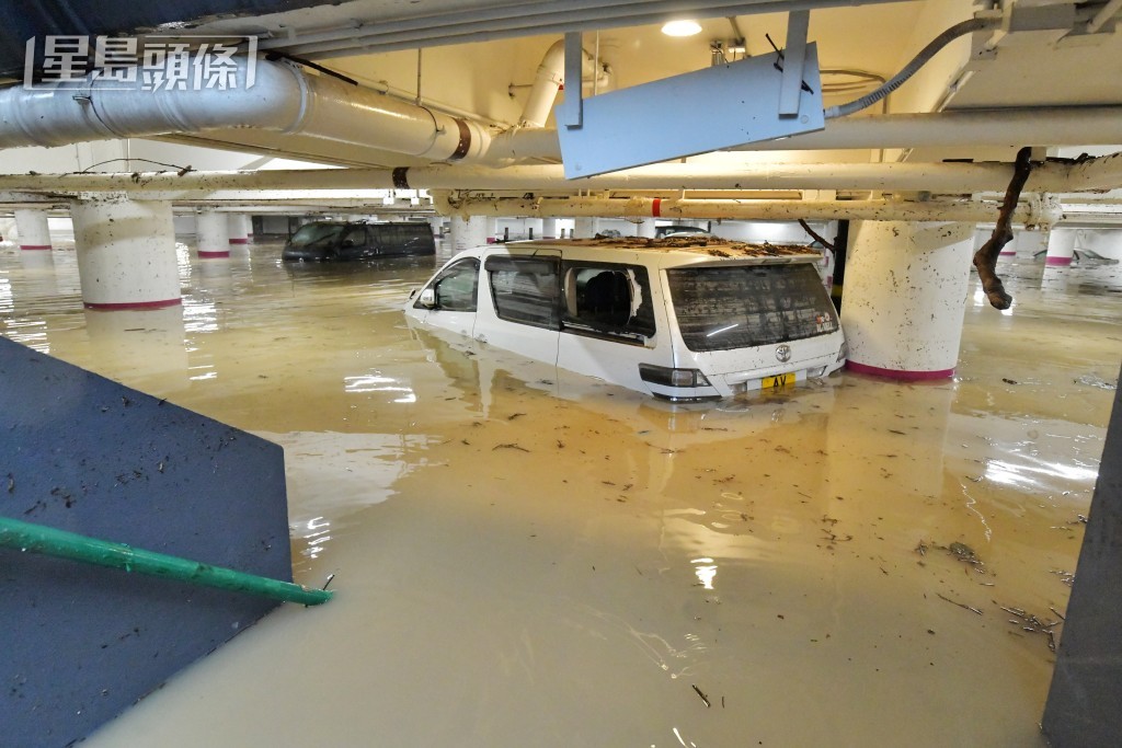 柴灣環翠商場停車場多輛汽車被水淹浸。資料圖片 柴灣環翠商場停車場多輛汽車被水淹浸。資料圖片