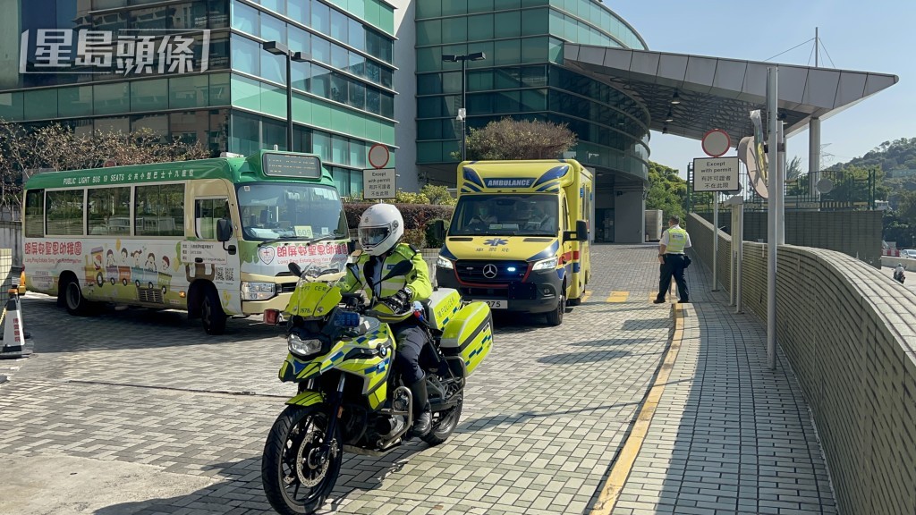 受傷女生由救護車轉送往屯門醫院。