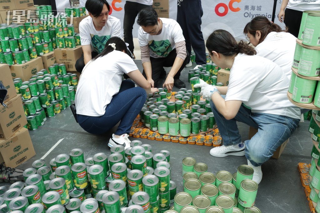 過萬罐頭打造「夢想樂園」。