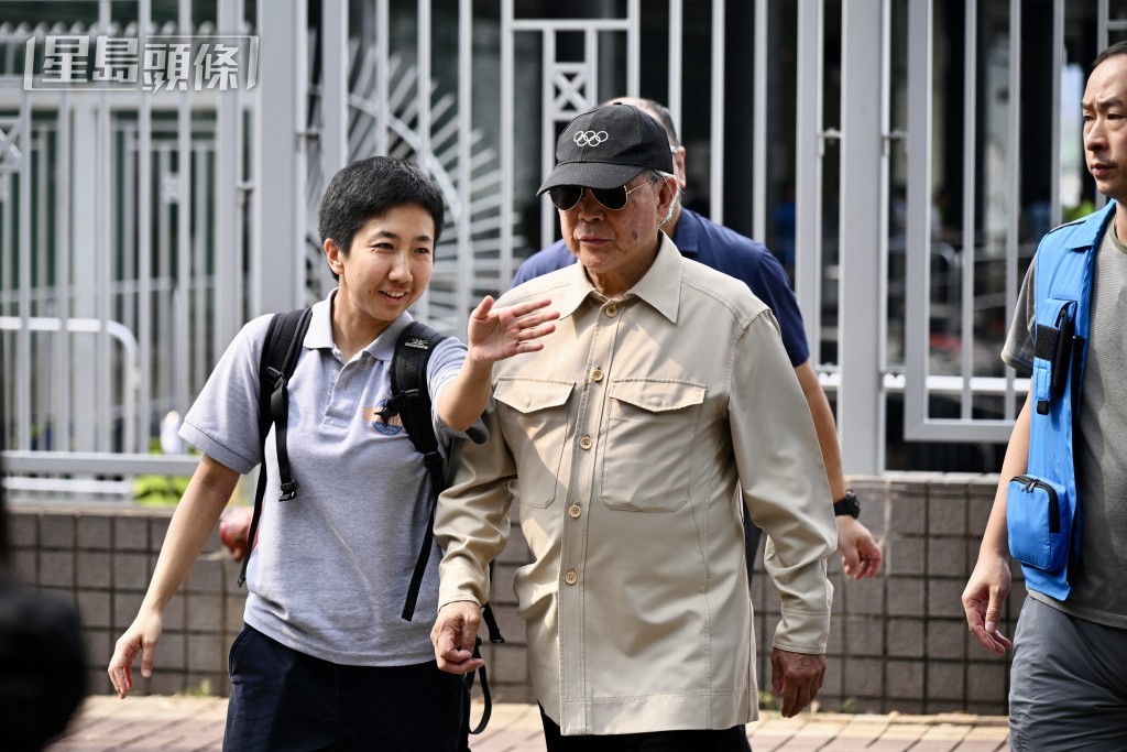 港協暨奧委會會長霍震霆亦有登艦參觀。 港協暨奧委會會長霍震霆亦有登艦參觀。