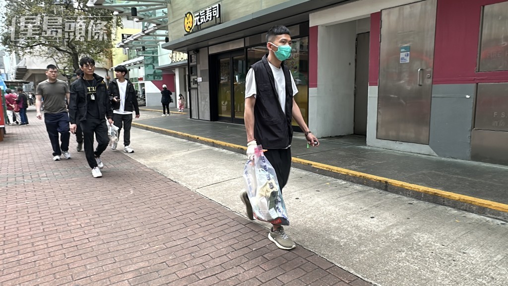 探員檢走證物。