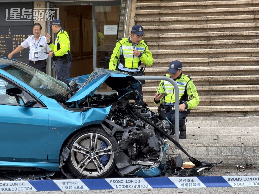 寶馬車頭嚴重損毀。