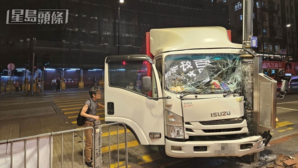 肇事貨車當日溜前直撞燈柱，造成乘客腳部受傷。FB馬路的事  