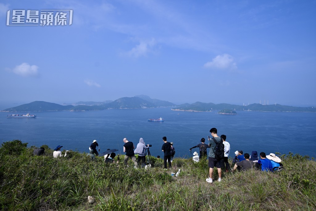 有市民登上玉桂山頂等待山東艦離港。劉駿軒攝 有市民登上玉桂山頂等待山東艦離港。劉駿軒攝