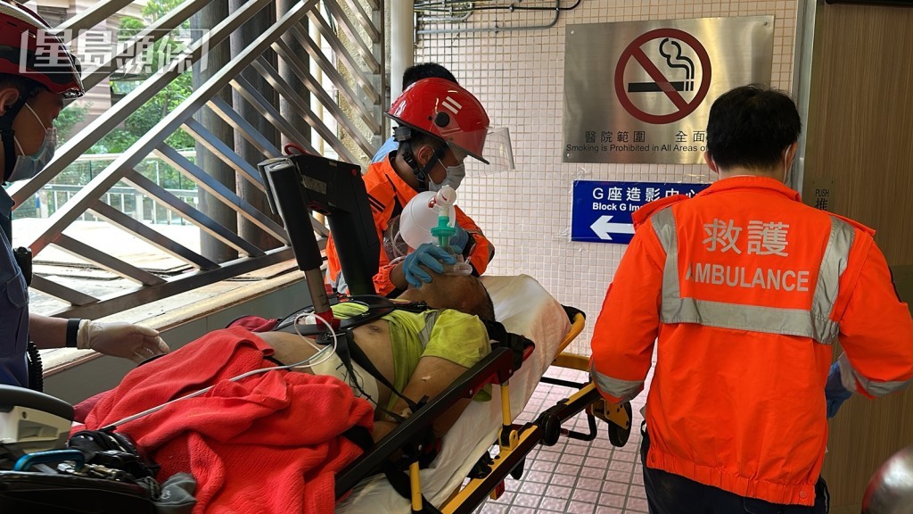 另一工友亦昏迷被送院。劉漢權攝 另一工友亦昏迷被送院。劉漢權攝