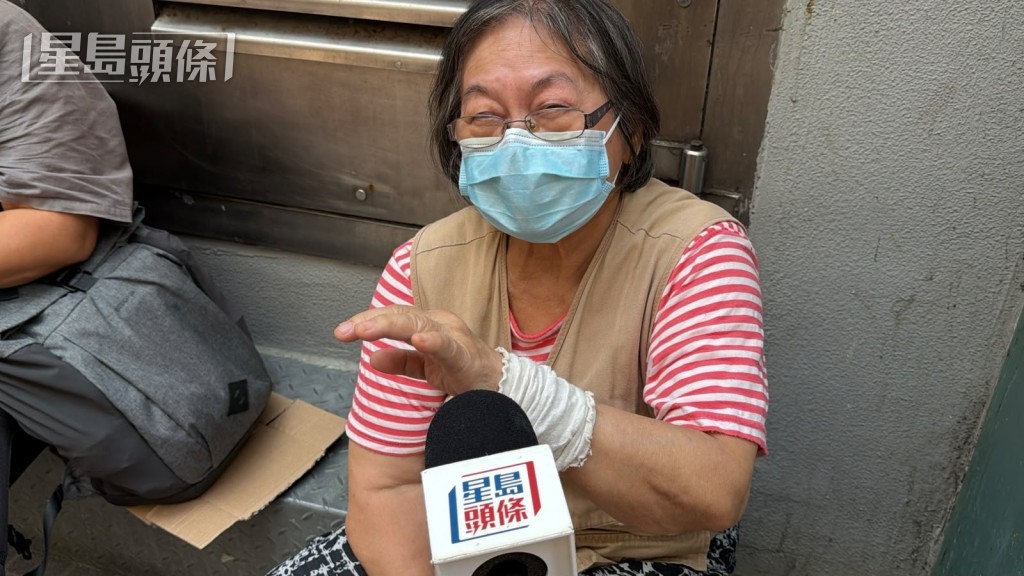 陳女士排頭位領取施政報告及五年規劃文本,大讚內容「唔錯吖」。劉漢權攝 陳女士排頭位領取施政報告及五年規劃文本,大讚內容「唔錯吖」。劉漢權攝