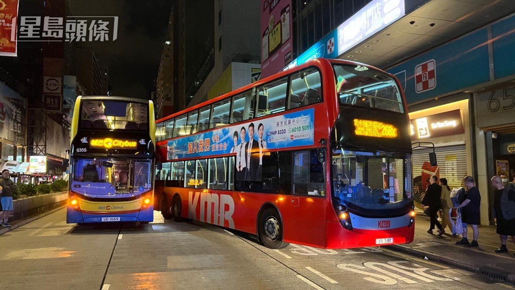 旺角彌敦道一輛九車埋站上客期間,疑被一輛城巴從後撞上。黎志偉攝 旺角彌敦道一輛九車埋站上客期間,疑被一輛城巴從後撞上。黎志偉攝
